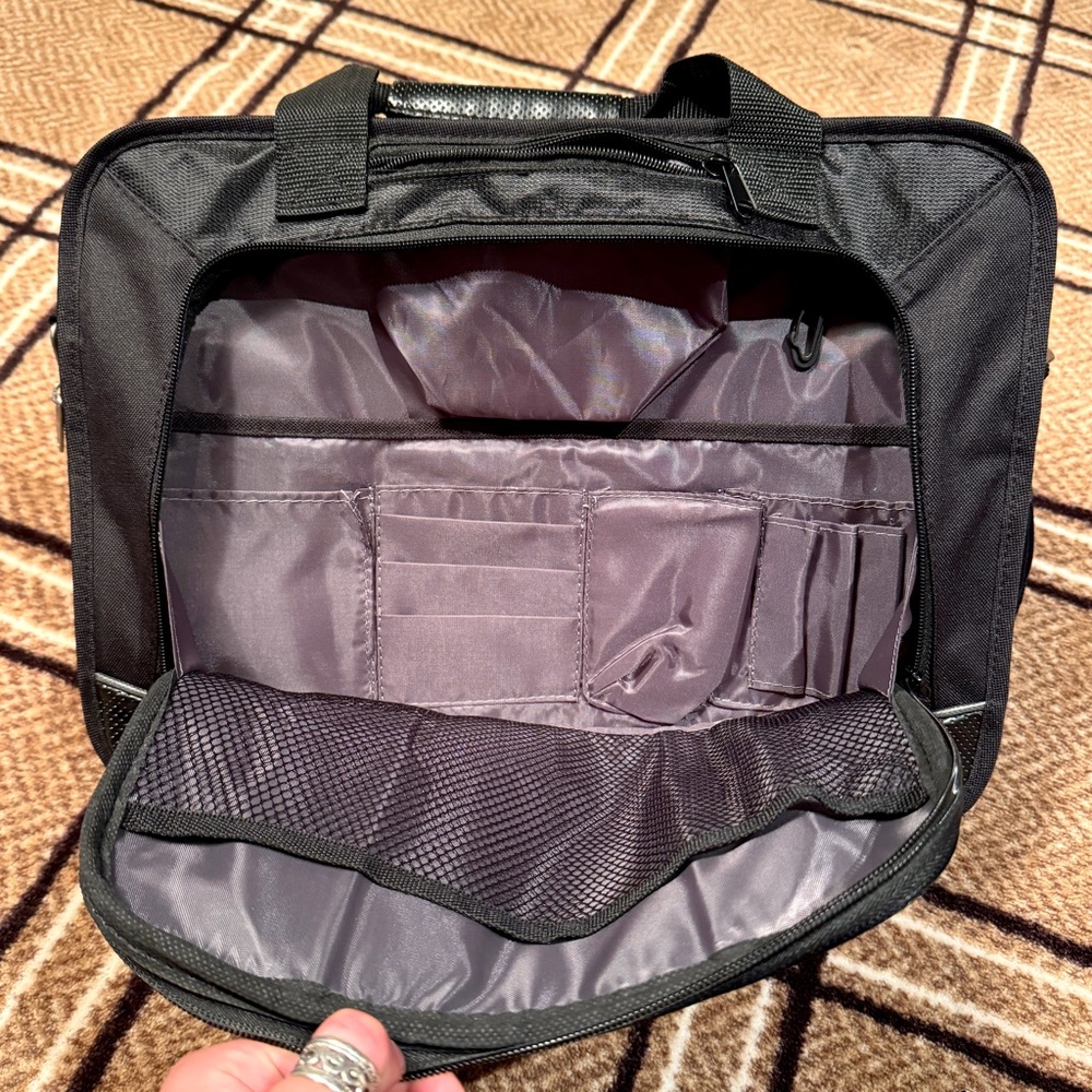 Leed’s Executive 17” Laptop Briefcase - Picture 8 of 14